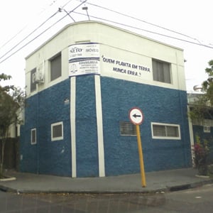 A frase de efeito "Quem planta em terra nunca erra" chama atenção no alto muro do escritório de Bauru/SP.