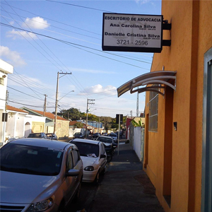 Na placa luminosa do escritório de Franca/SP, é possível notar a balança da Justiça, ao fundo, em um efeito marca d´água.