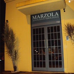 A luz amarela refletida na fachada da banca de Ribeirão Preto/SP garante ao ambiente um clima aconchegante. 