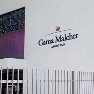 As faixas em magenta colorem a fachada da banca de Belém/PA. 