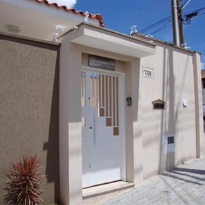 A nova construção de cores neutras abriga o escritório de Franca/SP. O design moderno do portão incrementa a fachada da banca.