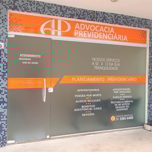 Diferente dos casarios coloniais típicos de Paraty/RJ, a fachada do escritório é atual e se destaca pela vibrante cor laranja. 