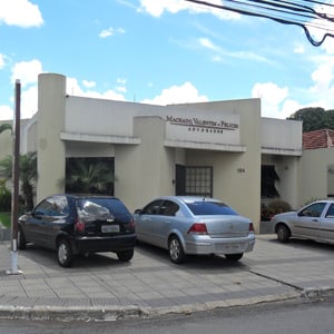 Sob um céu esplendoroso, o escritório de Goiânia/GO se destaca pelo amplo estacionamento. 