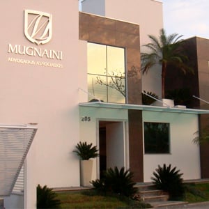 O edifício do escritório de Itajaí/SC possui em sua fachada revestimentos em cores neutras como marrom e nude que proporcionam elegância à banca.