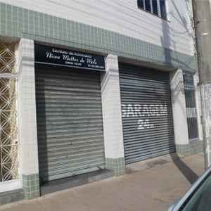 Uma grande porta de aço fecha a entrada do escritório de Juiz de Fora/MG. 