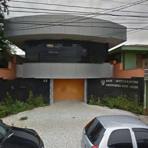 Revestida de azulejo e vidro, a fachada da banca de Piracicaba/SP é marcada pela sua arquitetura recortada. 