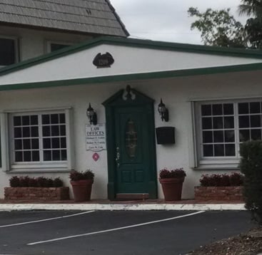 Em Fort Lauderdale, os coqueiros são de grande destaque na fachada do escritório.