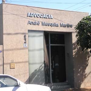 As letras prateadas realçam a parede com textura grafiato do escritório da capital nacional do rodeio, Barretos/SP. 