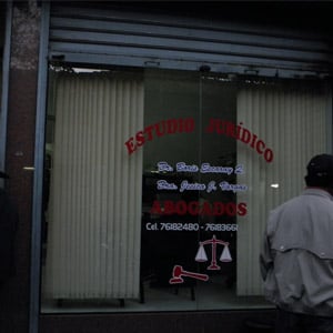 Persianas protegem o interior da banca de Tarija/Bolívia. 