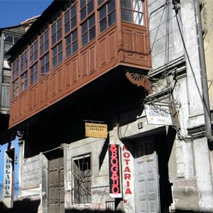 No centro histórico de Potosí/Bolívia, o escritório possui uma sacada fechada com vidros que é possível observar o movimento da rua. 