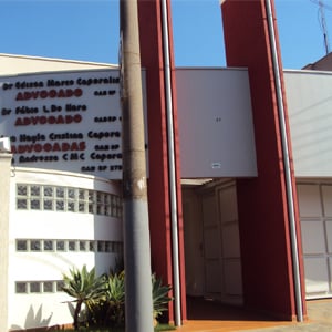 As letras em vermelho combinam com as altas colunas do escritório de Votuporanga/SP. 