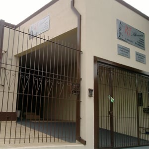 Mesmo na pacata cidade Pederneiras/SP, grades fecham toda a frente do escritório. 