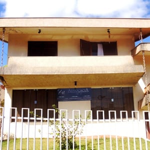 Correntes que descem da parte superior do sobrado decoram a fachada do escritório de Cambé/PR. 