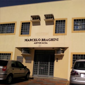 Vários pontos de ares-condicionados sobressaem na fachada da calorenta Ribeirão Preto/SP. 