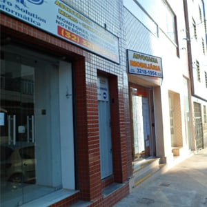 Em movimentada rua de Juiz de Fora/MG, o escritório divide com uma imobiliária a sala comercial.