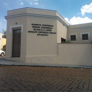 Faixas brancas decoram a parte superior da porta e janelas do escritório de Mococa/SP. 