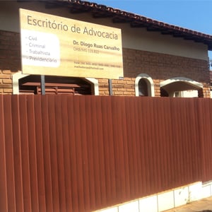 A placa suspensa indica as áreas de atuação do escritório de Frutal/MG. 