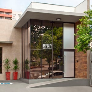 A imponente fachada de Presidente Prudente/SP apresenta traços contemporâneos e materiais diferenciados.