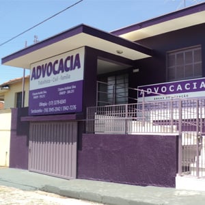 Com um design moderno e bem recortado, o escritório de Olímpia/SP chama atenção pela tonalidade forte que apresenta.