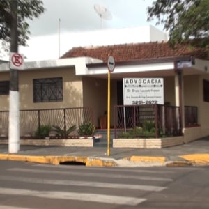 As faixas de pedrestres facilitam a chegada dos clientes ao escritório de Guariba/SP. 