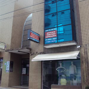 Na galeria comercial de São Sebastião do Paraíso/MG onde situa a banca tributária e empresarial, o espelho azul incrementa a fachada do prédio. 