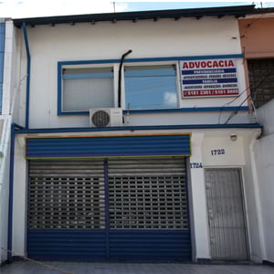 A porta lateral de ferro e com grades assegura o escritório no segundo andar do prédio em São Paulo/SP. 