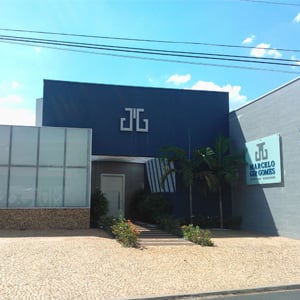 Na entrada do escritório de Ribeirão Preto/SP os clientes são recepcionados por um bem cuidado jardim. 