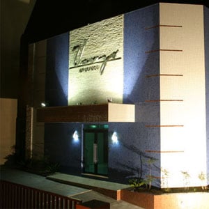 O efeito da luz realça o nome do escritório de Cascavel/PR. 