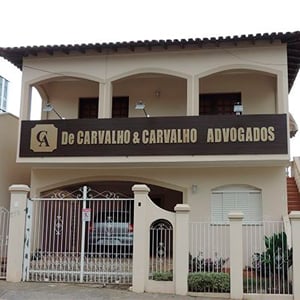 Na terra do vinho, Andradas/MG, o escritório é realçado pelo logotipo elegante e atrativo.