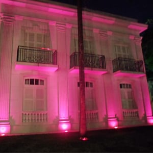 Em São Paulo/SP, o escritório em apoio à campanha "Outubro Rosa" na luta contra o câncer de mama iluminou a sua sede com luzes cor de rosa. 