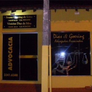 No vidro preto a imagem da deusa Themis ilustra a fachada da banca de Cândido Mota/SP. 