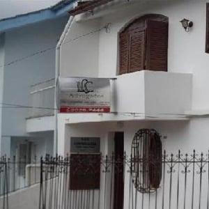 As janelas de madeira conferem elegância ao escritório sulista de Santa Maria. 