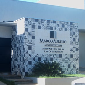 A fachada do escritório de Frutal/MG é revestida por modernos ladrilhos. 