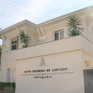 A imponente arquitetura marca a fachada do escritório de São Paulo/SP. 