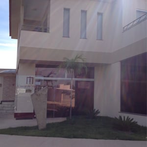 Os raios de sol atingem o jardim do escritório da pacata São João da Boa Vista/SP. 