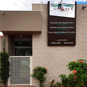 Tons terrosos e o colorido das flores realçam a fachada da banca de Garça/SP.