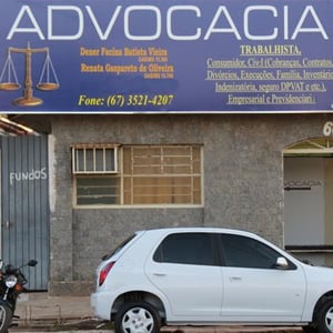 Uma extensa placa com a balança da Justiça caracteriza o escritório da Cidade das Águas, Três Lagoas/MS.