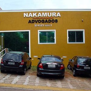 Na parede mostarda do escritório de Jundiaí/SP, os contornos de gesso branco destacam a fachada. 