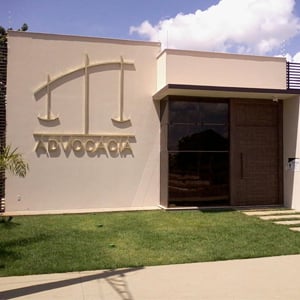 Uma grande balança da Justiça em estrutura metálica ornamenta a frente do escritório de Querência/MT. 