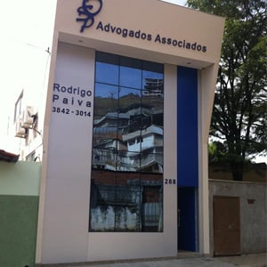 O prédio alto e moderno, harmoniosamente revestido em alumínio e vidro, é sede do escritório de Coronel Fabriciano/MG, mais conhecida como Vale do Aço. 