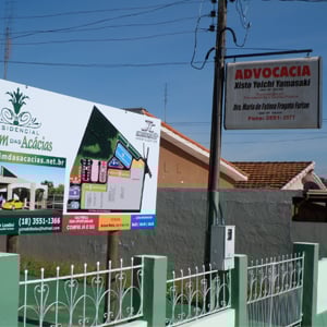 Em Lucélia/SP, a identificação do escritório se posiciona no poste de iluminação. 