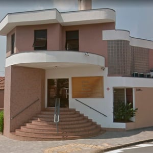 A escadaria em pastilhas rosé realça a fachada do escritório, localizado no centro de Limeira/SP.