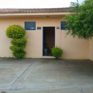 Na entrada do escritório de Altinópolis/SP, pequenas árvores frondosas decoram a fachada. 