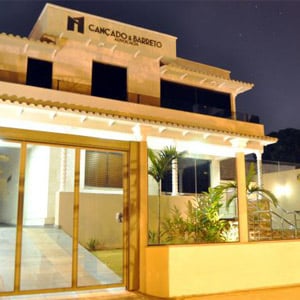 O céu estrelado e o ambiente bem iluminado do escritório de Goiânia/GO fazem desta fachada um lindo cartão postal.