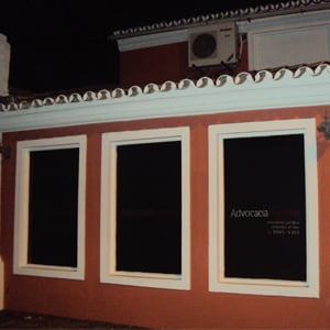 Os beirais e as altas janelas rememoram a arquitetura colonial no escritório de Porto Seguro/BA, berço da colonização brasileira. 