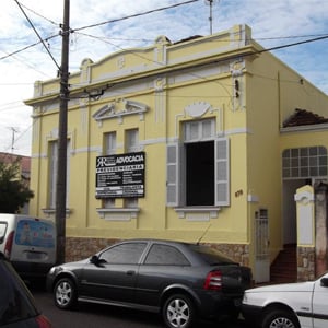 O casarão antigo com estilo clássico abriga o escritório de Jaú/SP. 