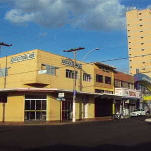 Em local favorável e numa das avenidas mais movimentadas de Ituverava/SP, o escritório ocupa o sobrado do prédio amarelo. 