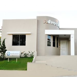 Na terra de Érico Veríssimo, em Cruz Alta/RS, o escritório mescla o tom nude de sua fachada com o verde dos gramados. 