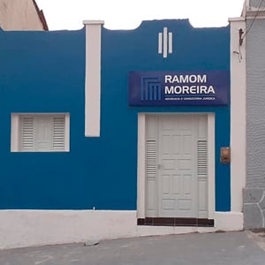 Tons em azul marcam a fachada em estilo colonial da banca de Bananeiras/PB.