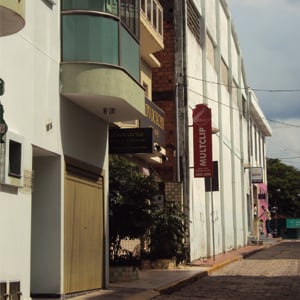 Na estreita rua de São Sebastião do Paraíso/MG, o escritório apresenta uma charmosa entrada com pequenos azulejos coloridos.